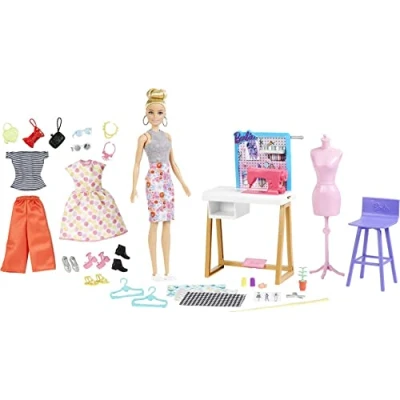 Image de Barbie Metiers Coffret Studio Creation Mode, avec Poupee Blonde, Atelier, Machine à Coudre, 25 Accessoires de Jeu Inclus, Jouet pour Enfant, HDY90 Exclusivité sur Amazon