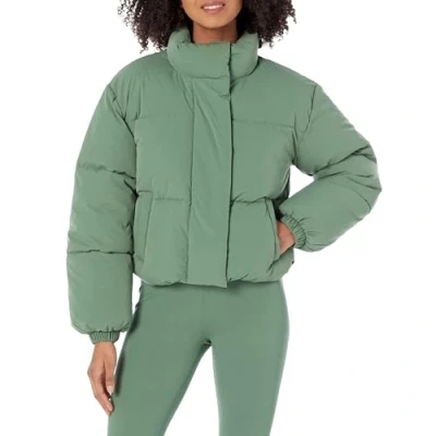 Image de Amazon Essentials Doudoune Courte (Disponible en Grande Taille) Femme, Vert Sauge, S