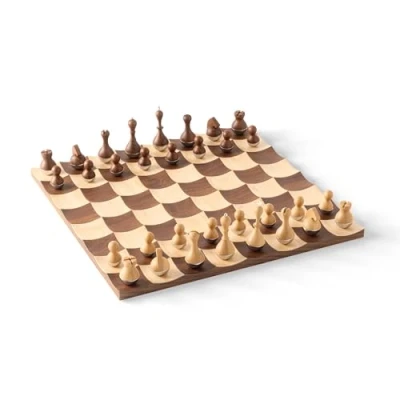 Image de UMBRA Wobble Chess. Jeu d&#039;échec Wobble. Avec pions en bois &quot;culbuto&quot;. Plateau bois. Dimension 38x38x3cm. 2 jouers