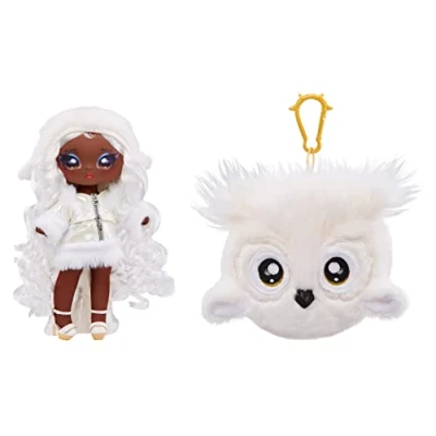 Image de Na! Surprise 119357EUC Série Cozy Evie Von HOO Poupée Mannequin Douce inspirée d’Un Harfang des neiges, avec Les Cheveux Blancs, Bonnet, Tenue &amp; Porte Monnaie à Mousqueton, Collectionner 5 Ans +