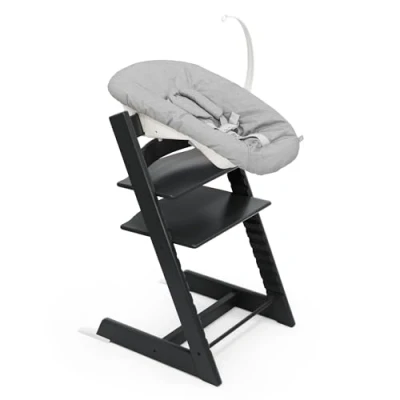 Image de Chaise Tripp Trapp Stokke (Noir) avec Newborn Set (Gris) Utilisez dès la naissance et jusqu’à 9 kg Confortable, sûr simple à utiliser