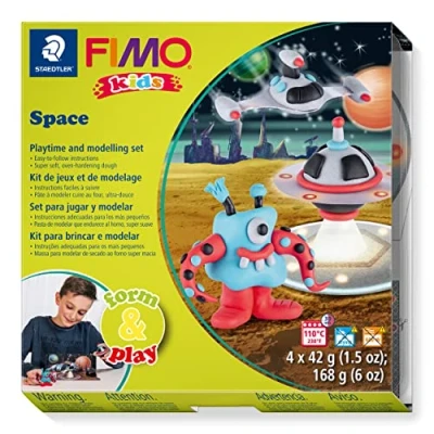Image de STAEDTLER 8034 17 LZ FIMO Kids Form&amp;Play Jeu de pâte polymère pour enfants « Monstres l&#039;espace » (lot 4 blocs, autocollants, outils modélisation et arrière plan)