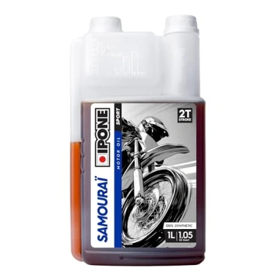 Image de IPONE Huile Moteur Moto 2 Temps Samouraï Racing 100 % Synthétique avec Esters Très Haute Performance Compatible Mélange, Graissage Séparé, Systèmes d&#039;injection Bidon Doseur 1 Litre