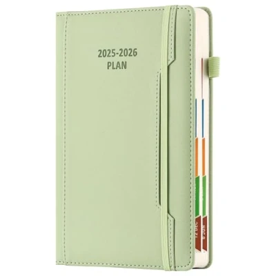 Image de Agenda académique 2025 26, format A5, une page par jour, de juillet à juin 2026, couverture rigide avec porte stylo, poche avant, onglet mensuel coloré, fermeture élastique (vert)