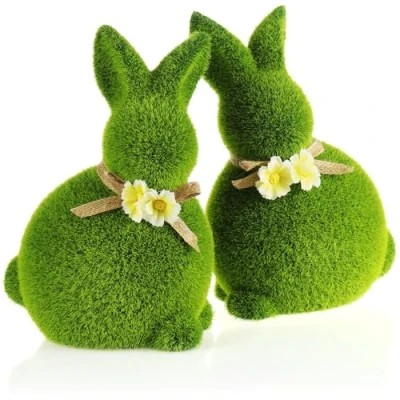 Image de com four® 2X Figurine décorative Lapin de Pâques avec nœud et Fleurs en céramique pour Le Printemps Paire Lapins recouverts Gazon Artificiel (2 x 23 cm)