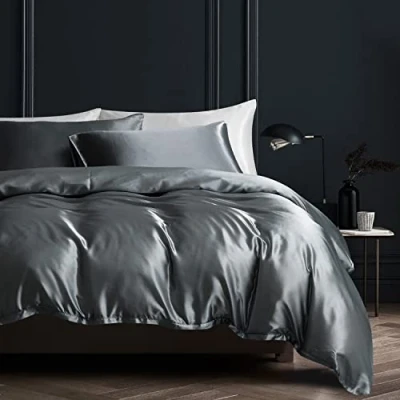 Image de Gezu Housse de Couette Satin Gris Foncé 200x200cm Unie Lisse Soyeux Brillant Doux Soie Parure Lit avec Fermeture Éclair Sets 2 Personnes Taies d&#039;oreiller 65x65cm