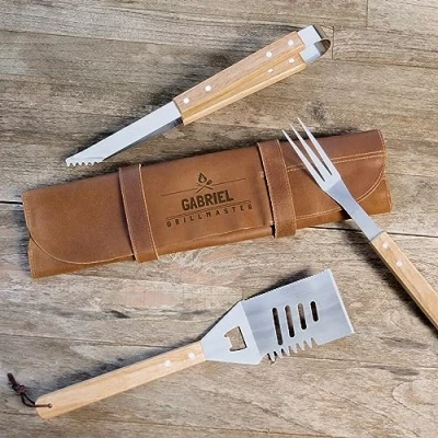 Image de Set de Barbecue en Cuir Personnalisé spécial BBQ composé 3 Outils Pratiques Acier Inoxydable, avec Une Housse Buffle Gravée au Laser