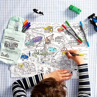 Image de eatsleepddodle Set de Table Enfant avec Sac Rangement en Coton à Colorier, sur le Thème des Voitures et Camions, Feutres Textiles Lavables Inclus