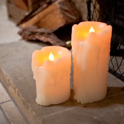 Image de Lights4fun Lot de 4 bougies LED en cire véritable avec gouttes Minuterie Fonctionnement à piles Décoration salon