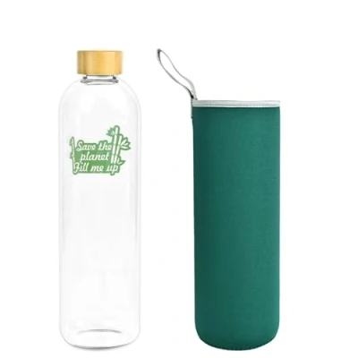Image de Bouteille d&#039;eau en verre Borosilicate avec couvercle bambou 1,5 l 1 500 ml housse néoprène vert écologique Save the planet fill me up recyclable réutilisable sans toxique BPA