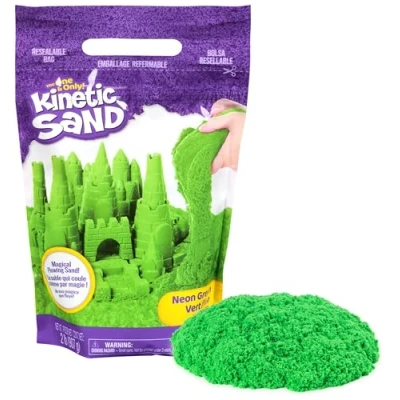 Image de Kinetic Sand, Coffret Swirl N&#039; Surprise avec 907 g de sable modelable rouge, bleu, vert et jaune 4 outils, Jouets sensoriels pour les enfants à partir 3 ans