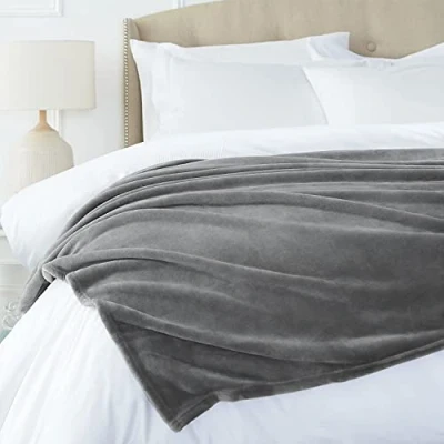 Image de Amazon Basics Couverture jetée de canapé, non chauffante, fabriquée en peluche douce effet velours, Gris, 168 x 229 cm