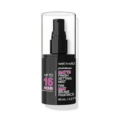 Image de Wet n Wild Photo Focus Matte Finish Setting Mist, Spray Fixateur de Maquillage Enrichi en Vitamine B5 et E, Formule Légère, Longue Durée 24 Heures