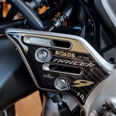 Image de Resin Bike Autocollant Moto Compatibles avec Yamaha Tracer 9 GT 2021 2023 Or. Protection Seuils de Porte Contre Les Chocs et Rayures. Paire d&#039;autocollants 3D Résinés Made in Italy