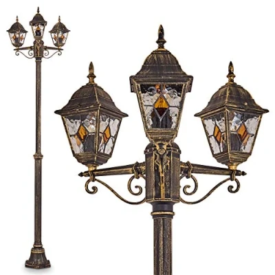 Image de Lampadaire de jardin composé 3 lumières au style classique Luminaire extérieur propice à une atmosphère détente sur terrasse Révèrbère et élégant