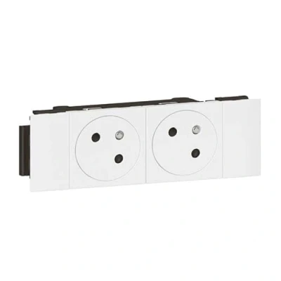 Image de Double prise de courant 2x2P+T Surface Soluclip blanc pour goulotte Mosaic à clippage direct 4 modules LEGRAND