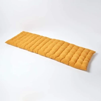 Image de HOMESCAPES Matelas de Sol capitonné ou Coussin pour Banc Jardin 3 Places, Banquette et Chaise Longue, en Coton 143 x 48 5 cm, Jaune Moutarde