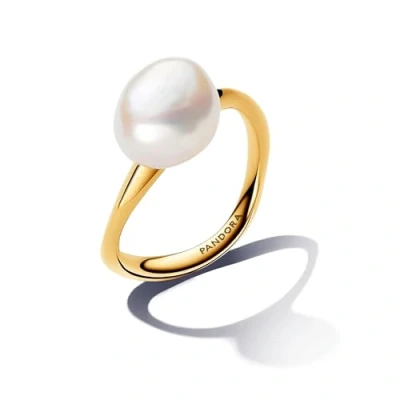 Image de Pandora Essence Bague en métal plaqué or 14 carats avec perle de culture d’eau douce traitée blanche baroque, taille 56