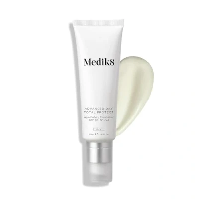 Image de Medik8 Advanced Day Total Protect SPF 30 Hydratant Visage Protection UVA Hydratante et Non Grasse Crème Solaire Légère 50ml