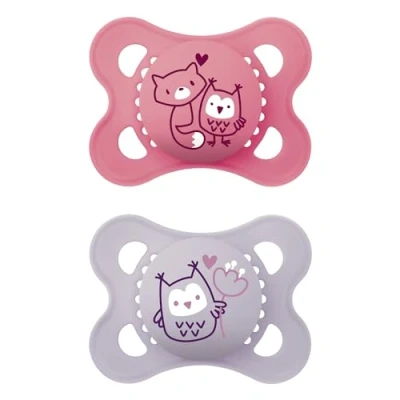 Image de MAM Original Pure Lot de 2 tétines pour bébé à 6 mois, fabriquées partir matériaux durables et biorenouvelables, en silicone SkinSoft avec étui tétine Rose/violet