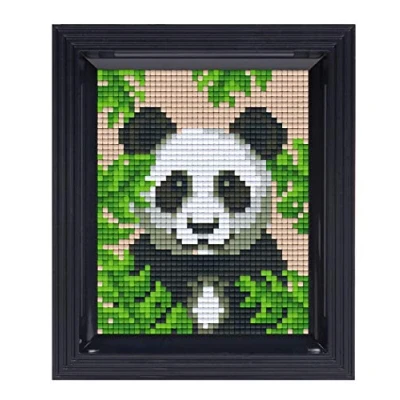 Image de Pixel Animal P31432 Mosaïque Emballage Cadeau Panda, Image pixelisée avec Cadre, système d&#039;enfichage très Facile, sans Repassage ni Collage, tesselles en bioplastique, Multicoloured, ca. 10 x 12 cm