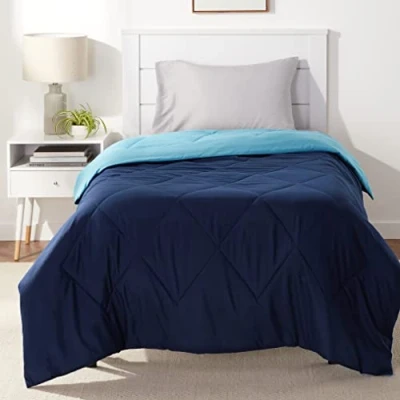 Image de Amazon Basics Couette réversible en microfibre Doudou, bleu marine/bleu, 135 x 200 cm