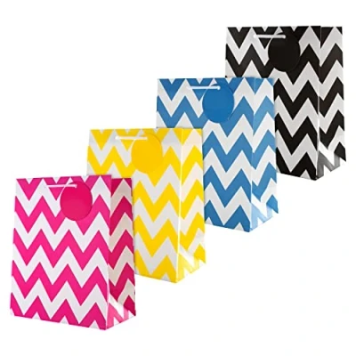 Image de Hallmark Lot de 4 sacs cadeaux pour occasions multiples taille moyenne en 1 design contemporain (1 rose, jaune, bleu et noir)