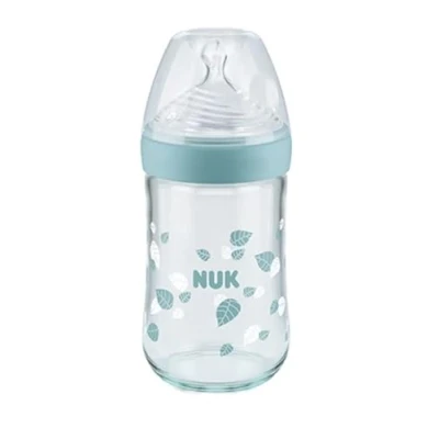 Image de NUK Nature Sense Biberon en verre avec tétine silicone trou d&#039;alimentation moyen (0 6 mois) Vert 240 ml