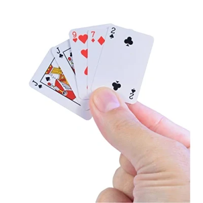 Image de Worlds Smallest Super Impulse Réplique miniature Playing Cards avec 54 cartes au format mini pour poker, blackjack, tours de cartes, à partir 6 ans