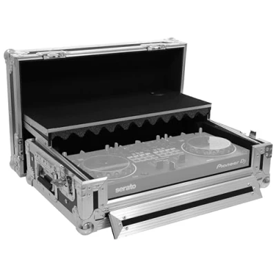 Image de Plugger Case, Flight case professionnel pour contrôleur Pioneer DJ DDJ REV1. en multiplis noir 9mm, cornières aluminium, roulettes, USB, avec tablette PC portable.