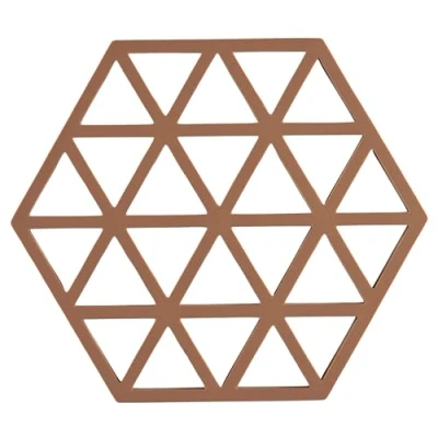 Image de Zone Denmark Dessous De Plat Triangle en Silicone Design GéoméTrique Moderne Résistant À 250C Lave Vaisselle Dimensions 16 x 14 0,9 cm Amande
