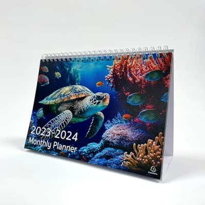 Image de Exacompta Réf GS045Z Calendrier de bureau mensuel Motif tortue mer Mois par page y compris les jours fériés britanniques 210 mm x 150 Se pose en toute sécurité sur un bureau/étagère
