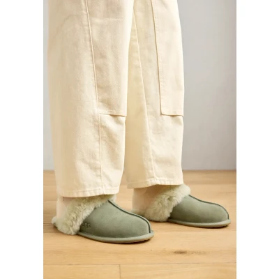 Image de UGG Pantoufles Scuffette II pour femme, Vert mousse/laiton atténué, 42 EU